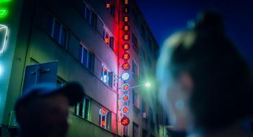 Nowy neon w centrum Katowic został rozświetlony. W planach jest już kolejny