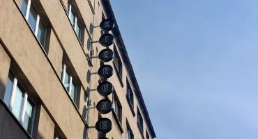 Nowy neon obok rynku. Dzisiaj zostanie rozświetlony