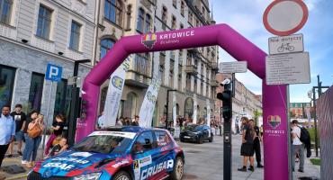 Samochody rajdowe na ul. Mariackiej i ul Dworcowej. Rajd Śląska rozpocznie się w centrumKatowic