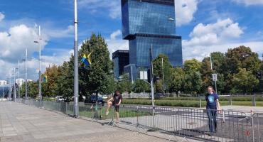 Centrum Katowic pozamykane barierkami. Piesi muszą chodzić slalomem