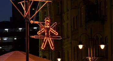 Miniatury neonów za pleksi. To nowy szlak neonów w Katowicach