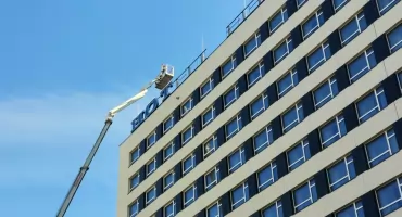 Na Hotel Katowice wraca neon. Otwarcie coraz bliżej