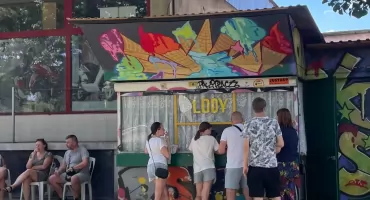 Lody, które łączą pokolenia. Kultowa budka w Załężu kręci włoskie lody już 33 sezon