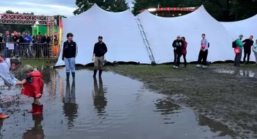 Błoto, wielkie kolejki i toalety jak na wiejskim festynie. Off Festival ma wiele rzeczy do poprawy