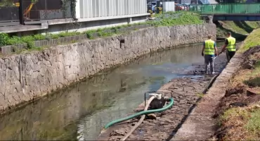Trwają prace nad Rawą. Fragment przy Rynku został już wyczyszczony