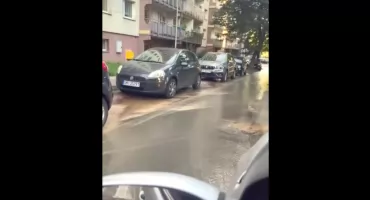 Woda płynie ulicą. Usuwanie awarii w Bogucicach może potrwać kilka godzin