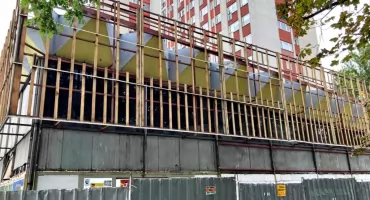 Podczas modernizacji Biedronki odsłonięto dawną elewację Pewexu. Trwają konsultacje z konserwatorem