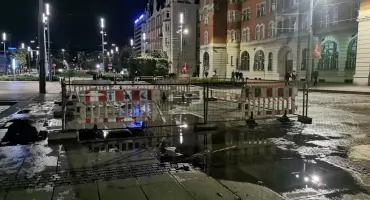 Awaria w centrum Katowic. Woda lała się na Rynku