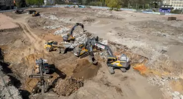Na terenie po hucie stali powstaje duży park handlowy