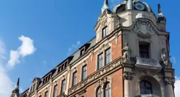 Jedna z najbardziej charakterystycznych kamienic w Katowicach zaczyna się sypać. Miasto nie ma na nią pomysłu
