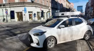 Auto ze „skrzynią” na ulicach Katowic. Liczy samochody na miejscach postojowych