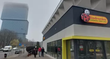 Biedronka z elewacją z PRL-u. Mieszkańcy wspominają jak działał tu Pewex