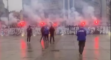 Kibole Ruchu Chorzów odpalili race i skandowali wulgarne hasła na rynku w Katowicach. Policja była obecna, ale nie interweniowała