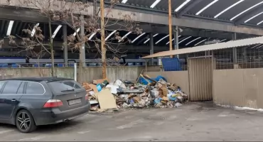 Góra śmieci przy dworcu zniknęła dopiero po kontroli sanepidu. Miasto musi się jeszcze zająć szczurami
