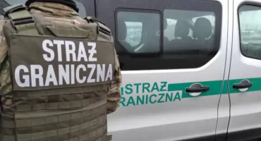 Spał na klatce schodowej, dookoła leżały woreczki. Mężczyzna zaatakował strażników miejskich