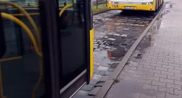 Nawierzchnia w zatokach autobusowych jest w kiepskim stanie. MZUiM zabiera się za przystanki