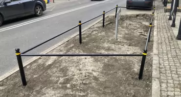 Zieleńce w Katowicach będą chronione przez metalowe płotki. Ale nie wszystkie i nie do końca