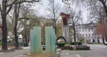 Nowa rzeźba na pustym postumencie na Placu Wolności. ASP tłumaczy o co chodzi z drewnianą instalacją