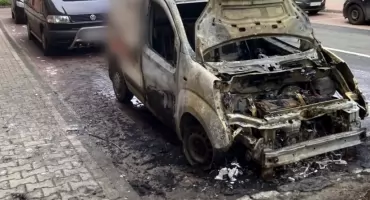 Samochód zapalił się po zjeździe z A4 w Katowicach. Kierowca zdążył uciec