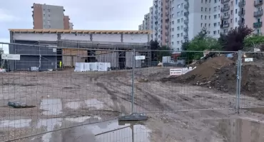 Miasto sprzedało teren na os. Paderewskiego. Po wycince drzew powstaje sklep Stokrotka
