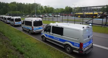 Podczas niedzielnego meczu pseudokibice GKS-u Katowice odpalili race. Policja identyfikuje sprawców