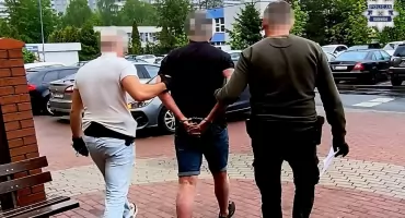 Uderzył mężczyznę i ukradł mu torbę. 34-latek z Katowic usłyszał zarzuty