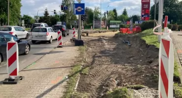 Miała być wygodna droga rowerowa, będzie 11 przejazdów przez jezdnię. Ruszyła budowa za prawie 8 mln zł