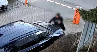 Na masce samochodu napisał 