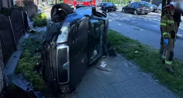 Groźna kolizja w Katowicach. Skoda wylądowała na boku i zatrzymała się na chodniku