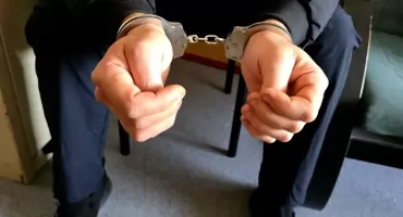 Odepchnął sprzedawczynię i uciekł z alkoholem. Uznał, że policja nic mu nie zrobi i wrócił po więcej