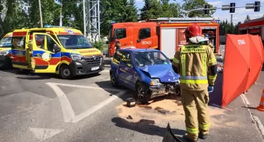 75-latka wjechała w karetkę. Prawdopodobnie zasłabła za kierownicą