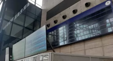 Przez 2,5 roku nie dało się ich naprawić. Na dworcu w Katowicach pojawiły się nowe wyświetlacze