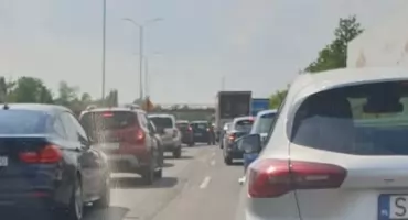 Kilka samochodów zderzyło się na DTŚ. Kierowcy stoją w długim korku