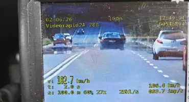 Przy ograniczeniu 70 km/h, kierowca BMW jechał ponad 180 km/h. Stracił prawo jazdy