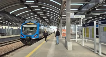 Na perony na stacji Katowice będzie można wjechać windami. Zaczyna się ich montaż