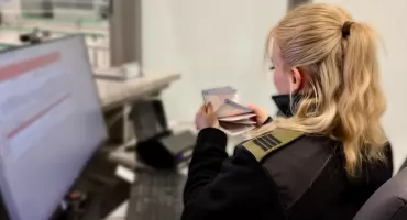 Kolejny pasażer na lotnisku w Pyrzowicach zażartował, że w bagażu ma broń. Na wakacje nie poleciał