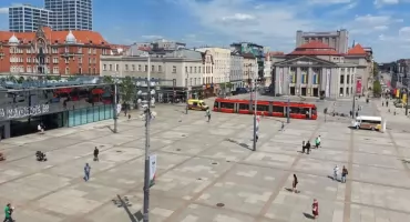 Na rynku w Katowicach mężczyzna usiadł przy kobiecie na ławce i zaczął się onanizować. Dostał mandat