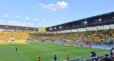 Murawa na stadionie miejskim została źle wykonana. Trzeba ją wymienić