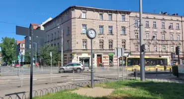 Na placu Miarki znów można umawiać się „pod zegarem”. Mieszkanka doprowadziła do jego powrotu