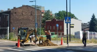 Niewybuch na nowej drodze w Bogucicach. Znaleziono go podczas prac przy chodniku