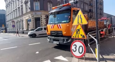 Drogowcy pracują na ul. Mikołowskiej. Tworzą się korki