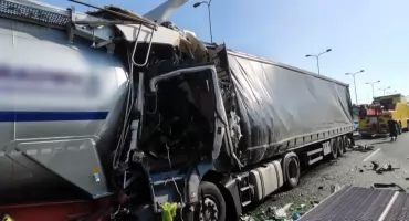 Śmiertelny wypadek na autostradzie A4. Zderzyły się cztery ciężarówki