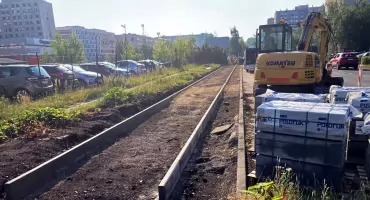 Zablokowane miejsca parkingowe na os. Paderewskiego. Rozpoczęła się  budowa drogi rowerowej