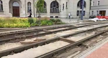 Już ponad miesiąc temu zakończył się remont torowiska na rynku, a nawierzchnia nadal jest rozgrzebana