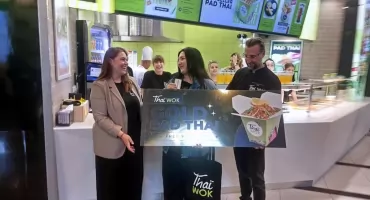 Thai Wok otworzył lokal w Galerii Katowickiej. Jedna z pierwszych klientek wylosowała roczny voucher na pad thai
