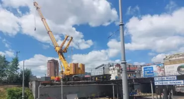 Wielki dźwig przy Kinie Rialto. Połowa wiaduktu nad ul. św. Jana została rozebrana