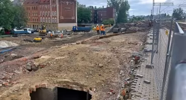 To koniec starego przystanku w Szopienicach. Po jednej stronie torów zostały już tylko gruzy