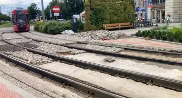 Po 1,5 miesiąca wracają na rozkopane torowisko przy Rynku. Będą utrudnienia w ruchu tramwajów