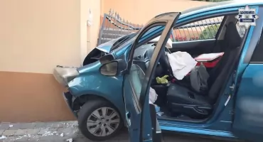 Samochód staranował ogrodzenie i wjechał w budynek. Kierowca trafił do szpitala