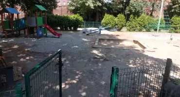 Plac zabaw w centrum Katowic nadal zamknięty. Remont miał się już skończyć  